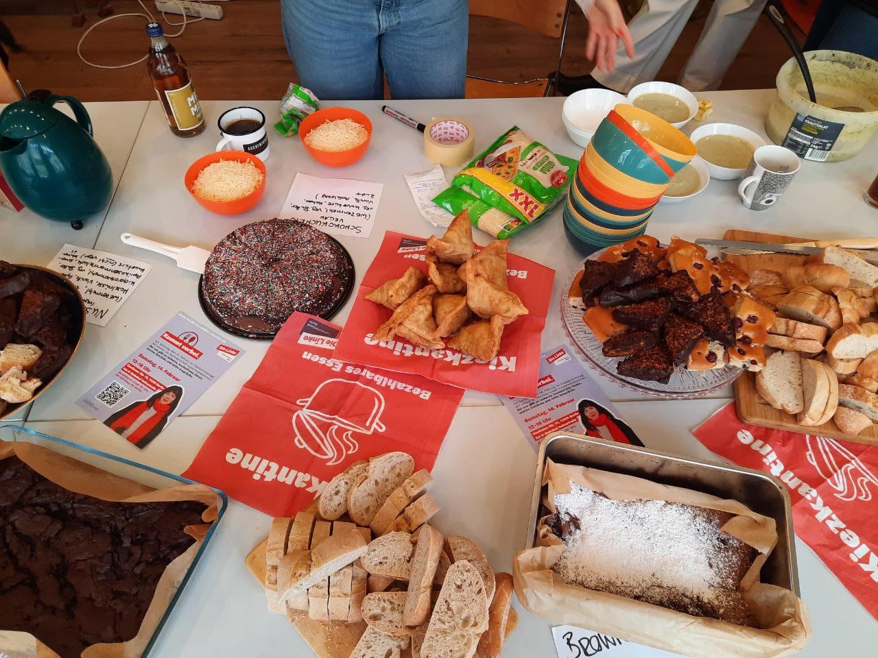 Ein Tisch im Wahlkreisbüro ist reich gedeckt mit Essen