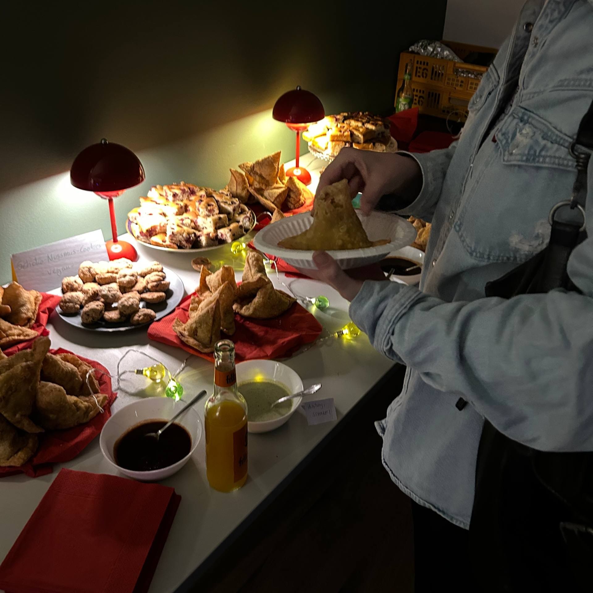 Man sieht ein reichhaltiges Buffet, stimmungsvoll beleuchtet