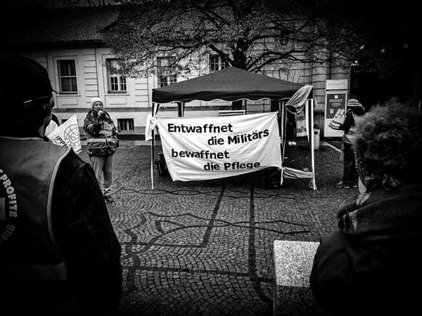 Das Bild zeigt den Protest gegen die Militarisierung des Gesundheitswesens vor dem Virchow-Klinikumum
