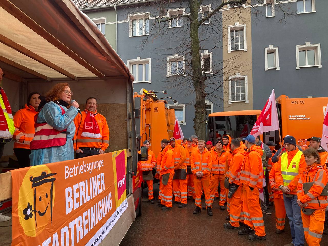 Mehr über den Artikel erfahren Solidarität mit den Beschäftigten der BSR: Warum wir ihre Forderungen unterstützen müssen